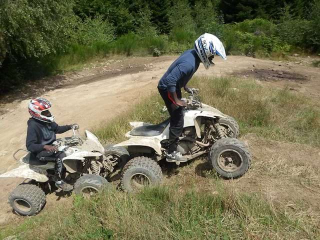 Enfant faisant du quad en colonie de vacances