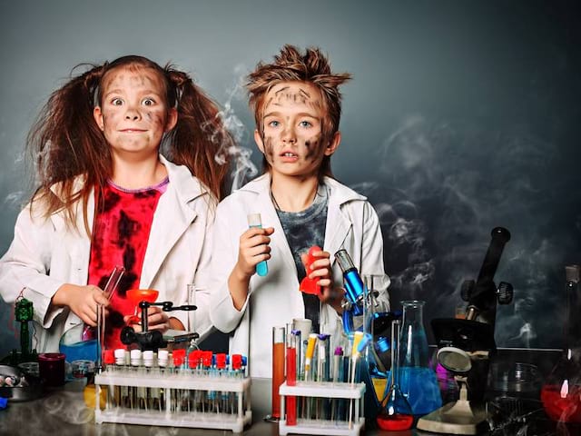 Enfants faisant des expériences scientifiques en colonie de vacances