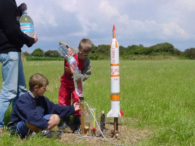 Enfant faisant l'expérience de la fusée à eau en colonie de vacances