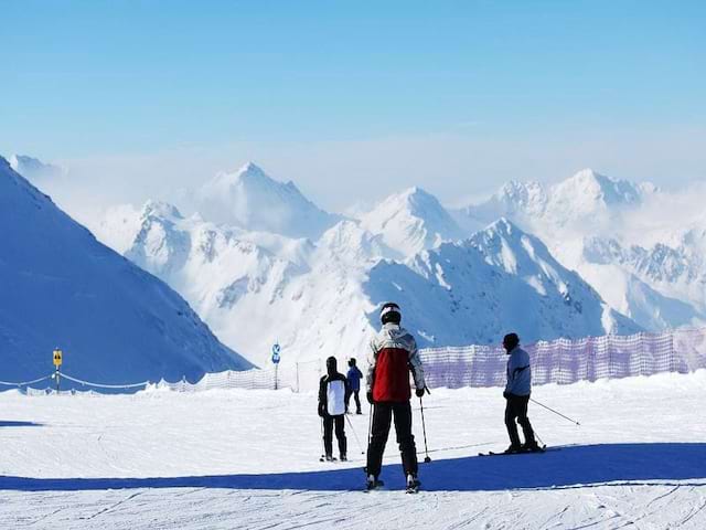 Ados faisant du ski en colonie de vacances à Courchevel