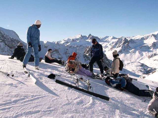 Groupe d'ados en colonie de vacances à Courchevel sur les pistes de ski