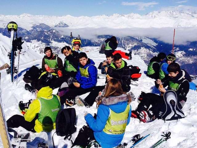 Groupe d'enfants et ados en colonie de vacances à Courchevel