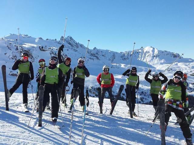 Groupe d'ados à ski en colo