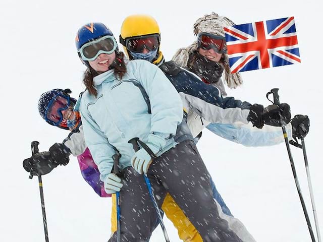 Ados sur les pistes de ski en colonie de vacances pour apprendre l'anglais