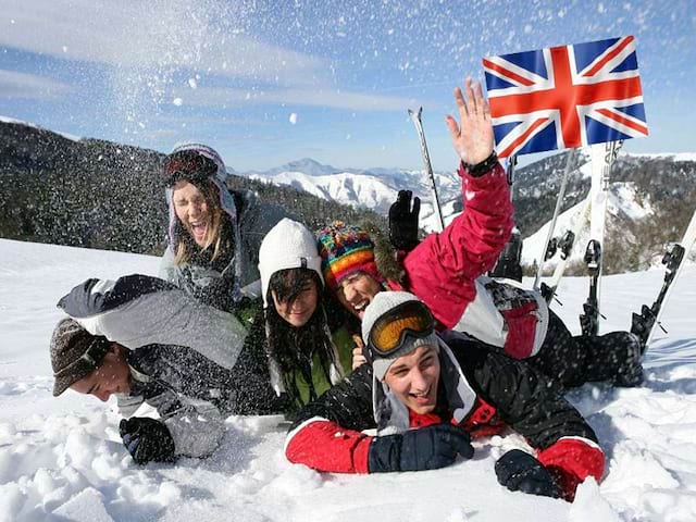 Groupe d'ados à la neige en colonie de vacances