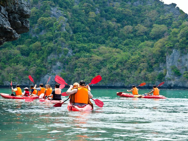 Ados faisant du canoe kayak en colonie de vacances