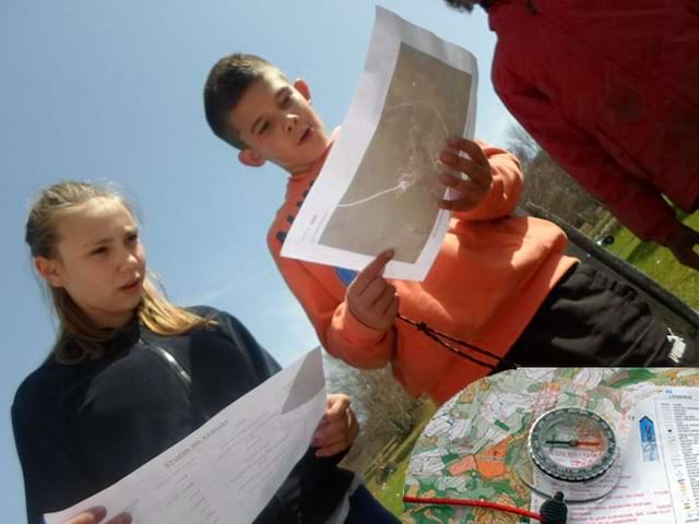 Jeunes durant leur course d'orientation en colo de vacances ce printemps