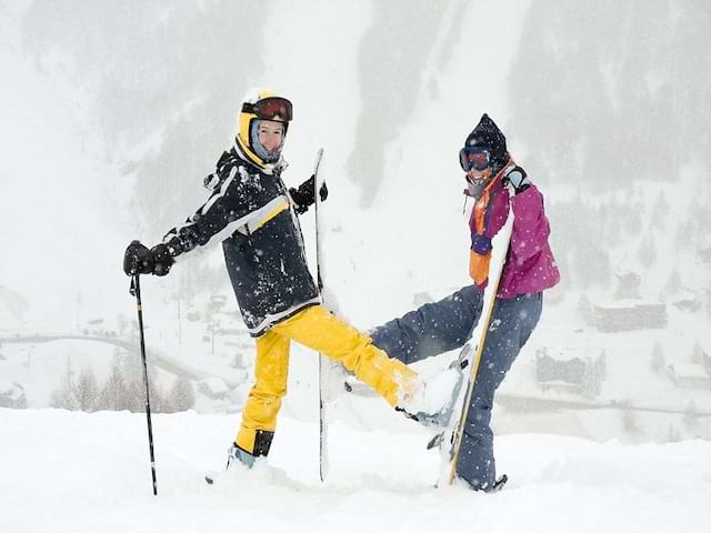 Enfants sur les pistes de ski en colonie de vacances 