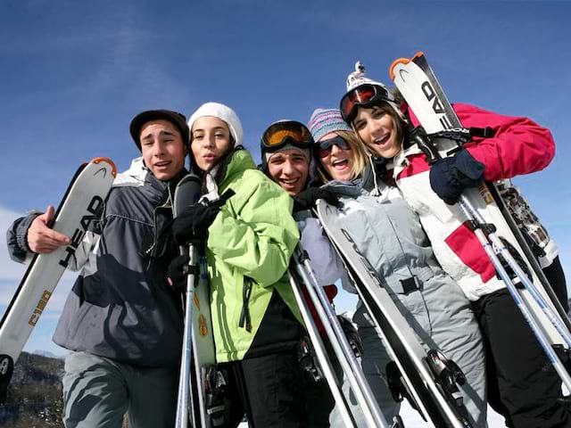 Groupe d'ados sur les pistes de ski à Courchevel