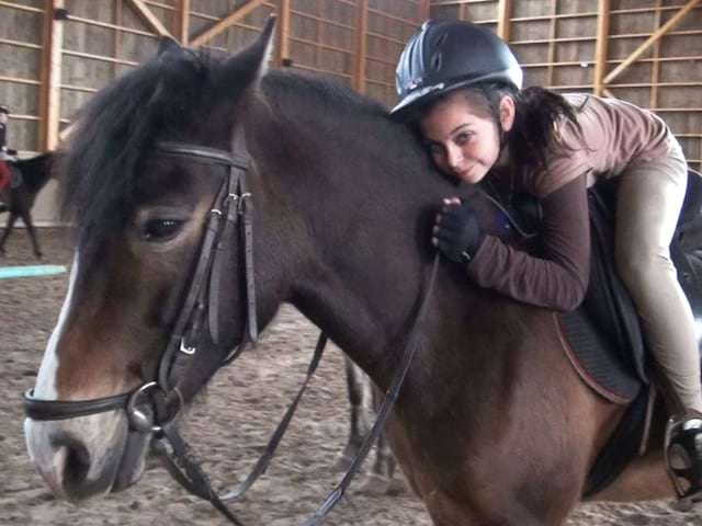 Portrait d'une adolescente avec un cheval 