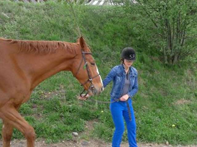 Ado se promenant avec son cheval en colonie de vacances