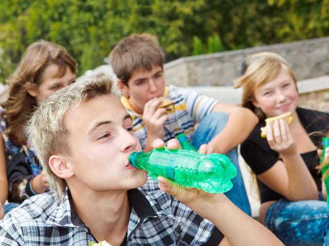 Ados qui prennent le goûter dehors en colonie de vacances