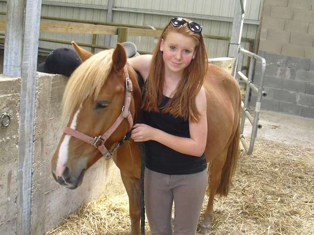 Adolescente avec son cheval en colo