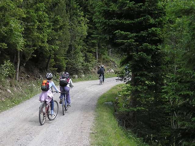 Enfants en randonnée à vélo en colo