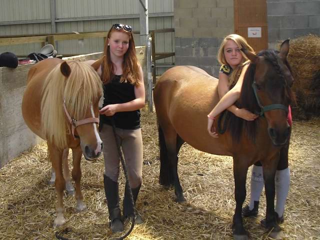 Adolescentes avec leur cheval en colonie de vacances