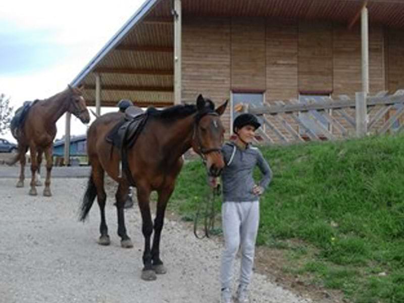 adolescents en balade à cheval en colonie de vacances