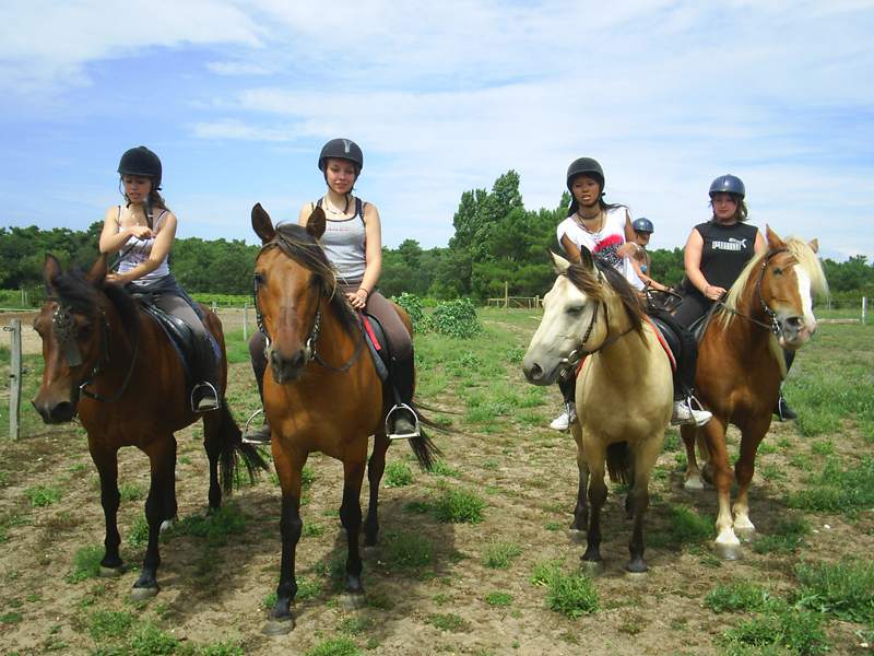 groupe d'adolescents à cheval en colonie de vacances ce printemps 