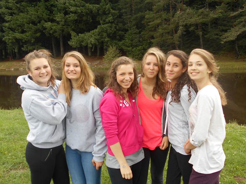 groupe d'adolescentes souriant en colonie de vacances