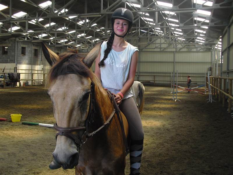 adolescente faisant de l'équitation en colonie de vacances auvergnate