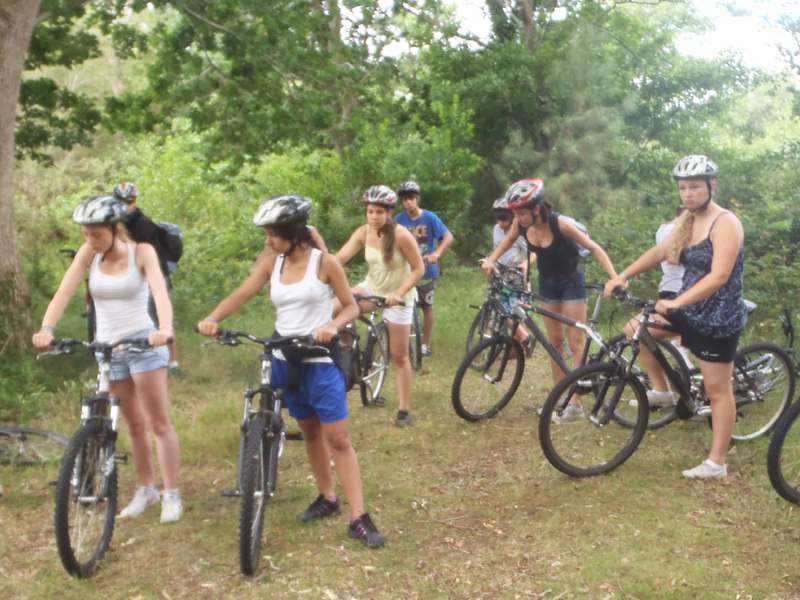 groupe d'adolescents à vélo en colonie de vacances 