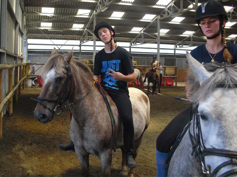 ados en colo à cheval 