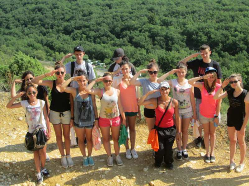 groupe d'adoolescents en randonnée en colonie de vacances