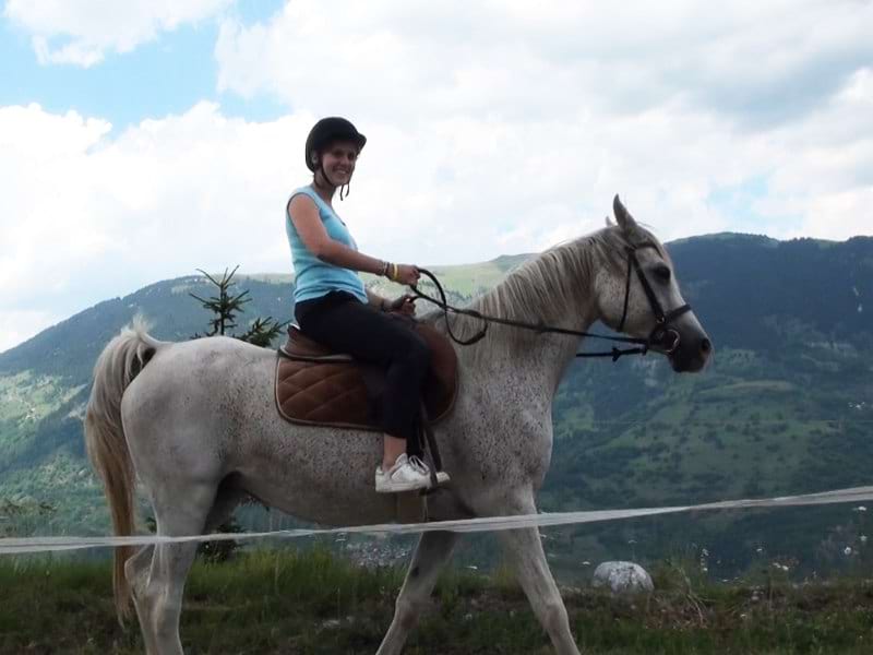 ado à cheval en randonnée à la campagne