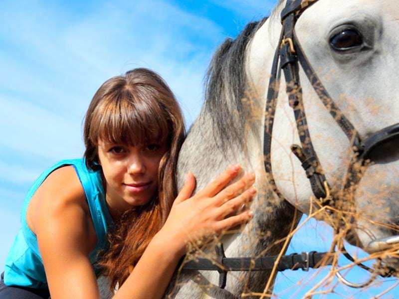 portrait d'une jeune ado avec son cheval 