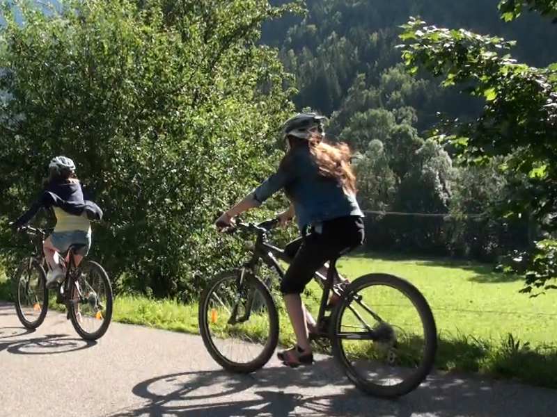 adolescents en balade à vélo ce printemps en colo