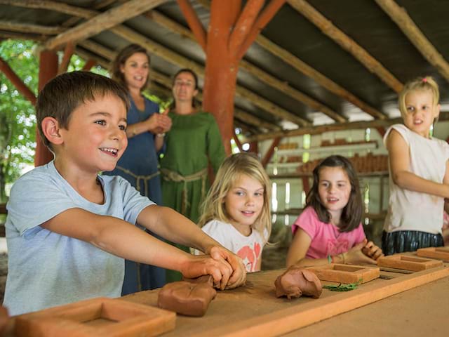 Enfants apprenant la poterie en colonie de vacances moyen age