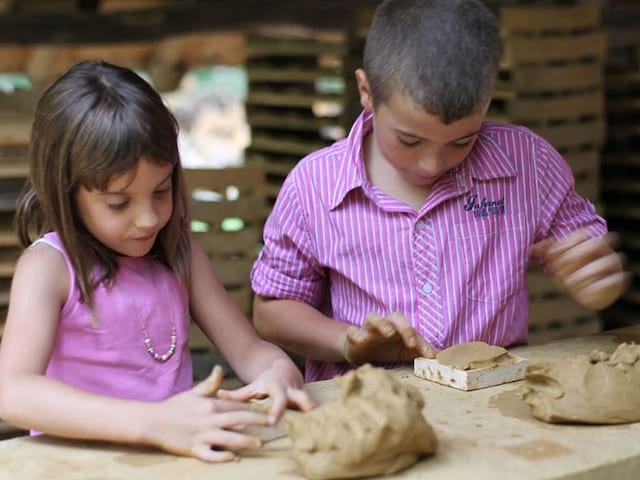 enfants faisant de la poterie en colo médiévale 