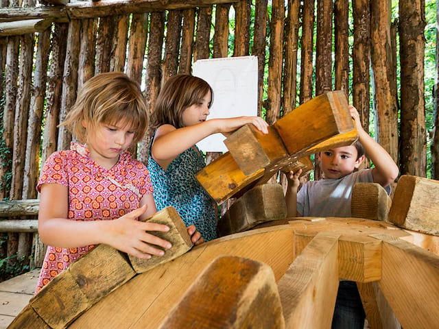 enfants faisant des casse tete en colonie de vacances moyen age cet été