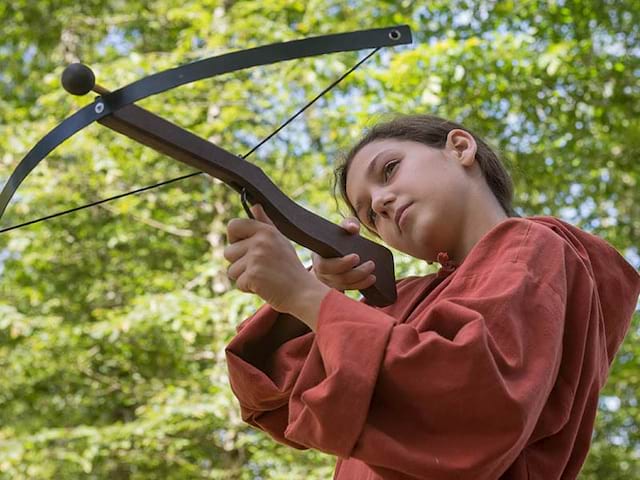 jeune ado apprenant à tirer à l'arc en colo moyen age