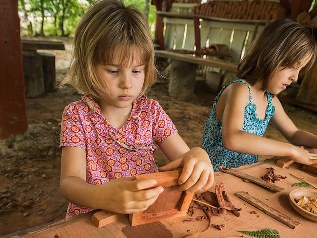 Enfants apprenant à faire de la poterie en colo comme au moyen age