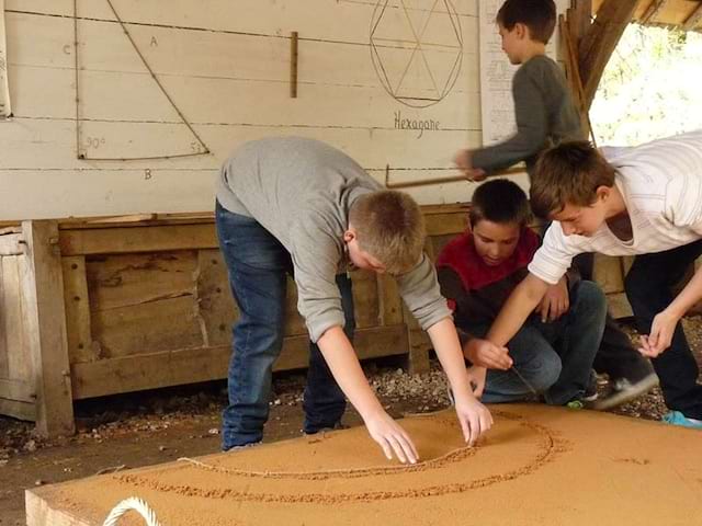 enfants utilisant la corde comme outil de mesure en colo moyen age