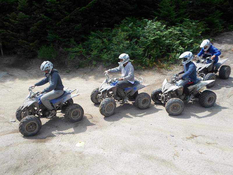 Jeunes qui font du quad sur un parcours dédié lors d'une colo de vacances Activfun