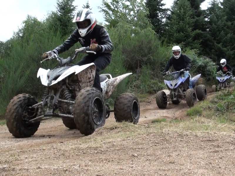 Ados qui pratiquent le quad lors d'une colo au printemps Activfun