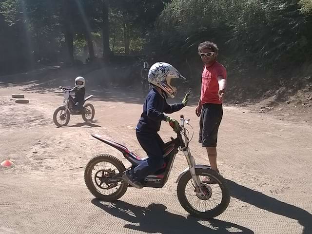 Enfant conduisant une moto en colonie de vacances