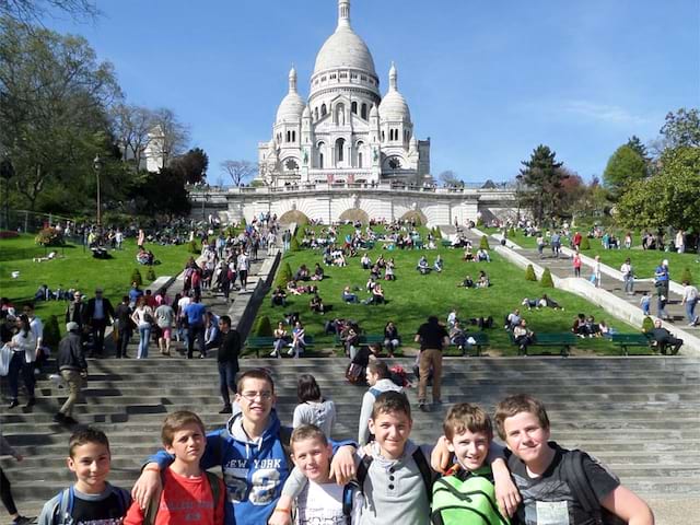 Groupe d'enfants en colo à Paris visitant le sacré coeur