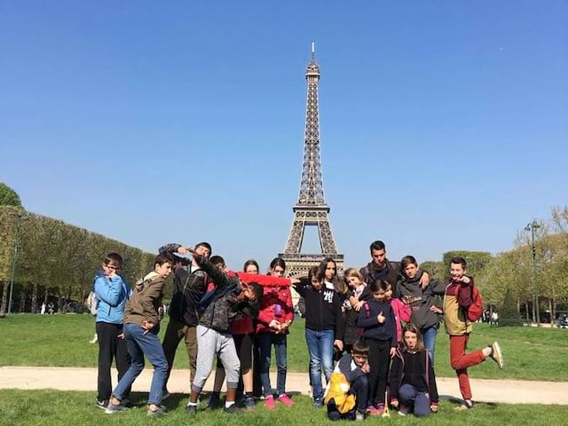 Enfants devant la tour eiffel au printemps en colo