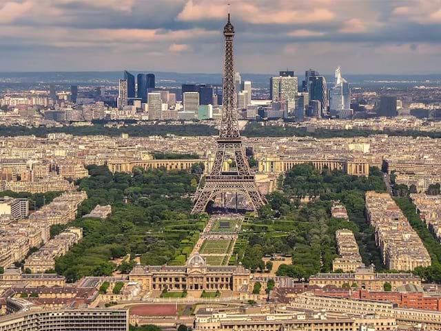 Vue sur Paris et la tour eiffel au printemps