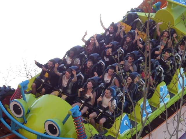 groupe d'enfants et ados dans une attraction du parc astérix