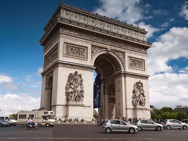 Arc de triomphe vu en colonie de vacances à Paris au printemps