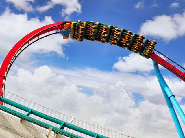 Vue sur le manège emblématique de Port Aventura en Espagne où les jeunes ont été en colonie de vacances ce printemps