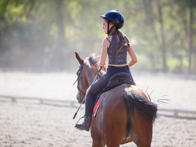 Ado en balade avec son cheval 