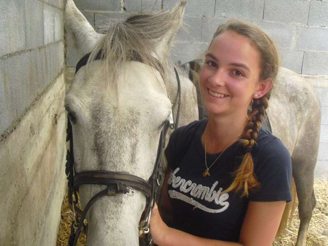 Adolescente et son cheval en colo