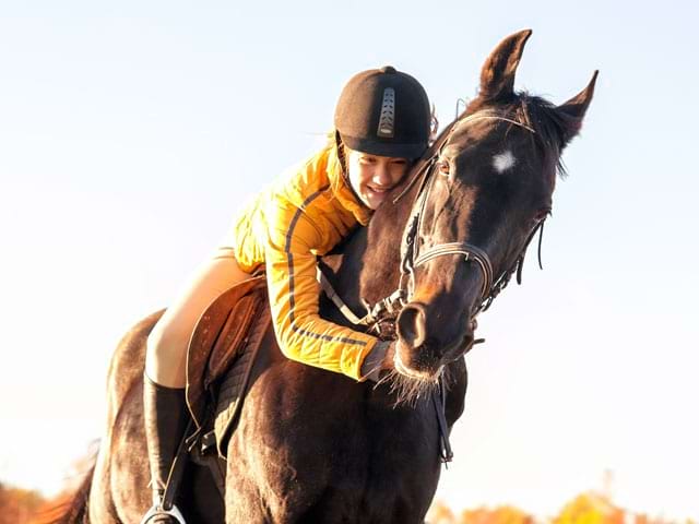 Fillette sur son cheval en stage sportif à Yssingeaux