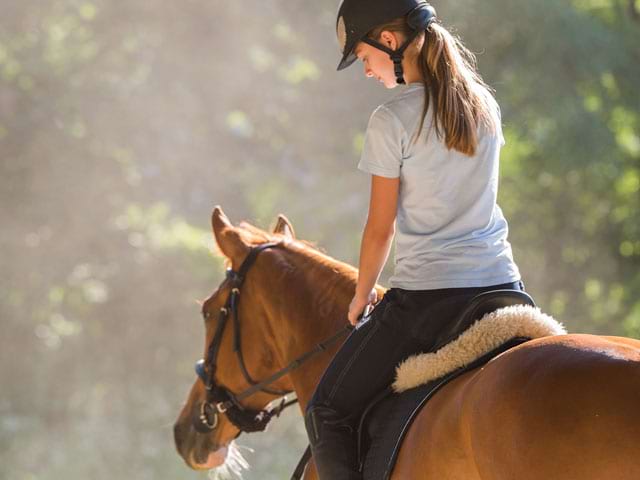 Adolescente et son cheval en colonie de vacances