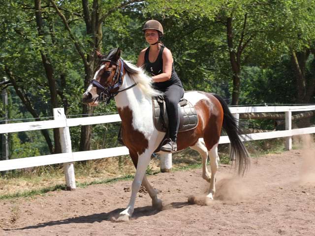 Ado en balade à cheval en stage sportif