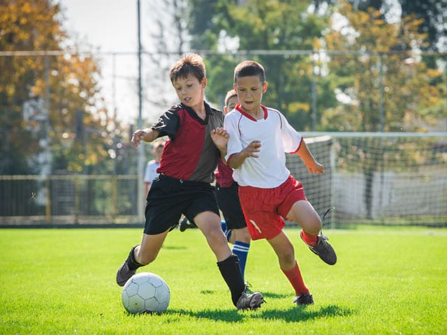 Enfants de 13 ans jouant au football